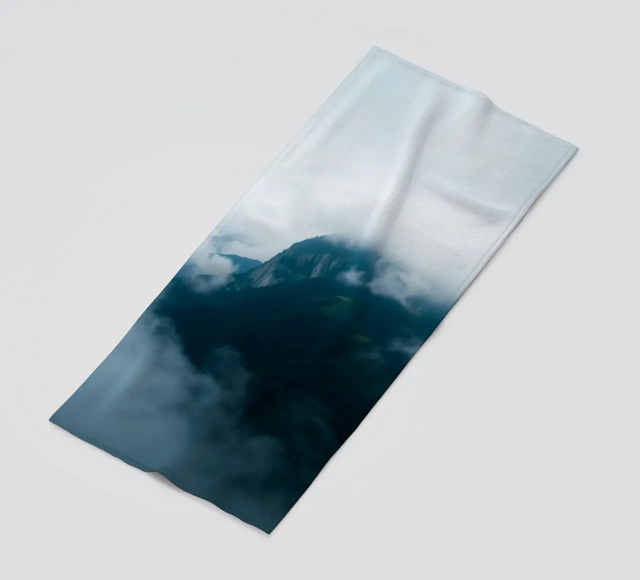 Catene montuose mistiche avvolte nella nebbia telo mare da DesignDoodle