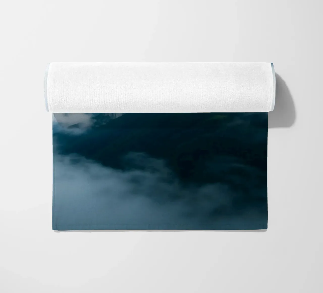 Catene montuose mistiche avvolte nella nebbia telo mare da DesignDoodle
