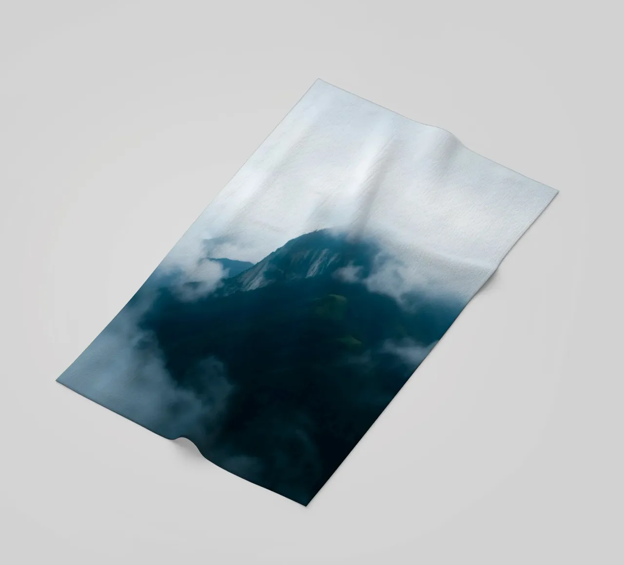 Catene montuose mistiche avvolte nella nebbia telo mare da DesignDoodle
