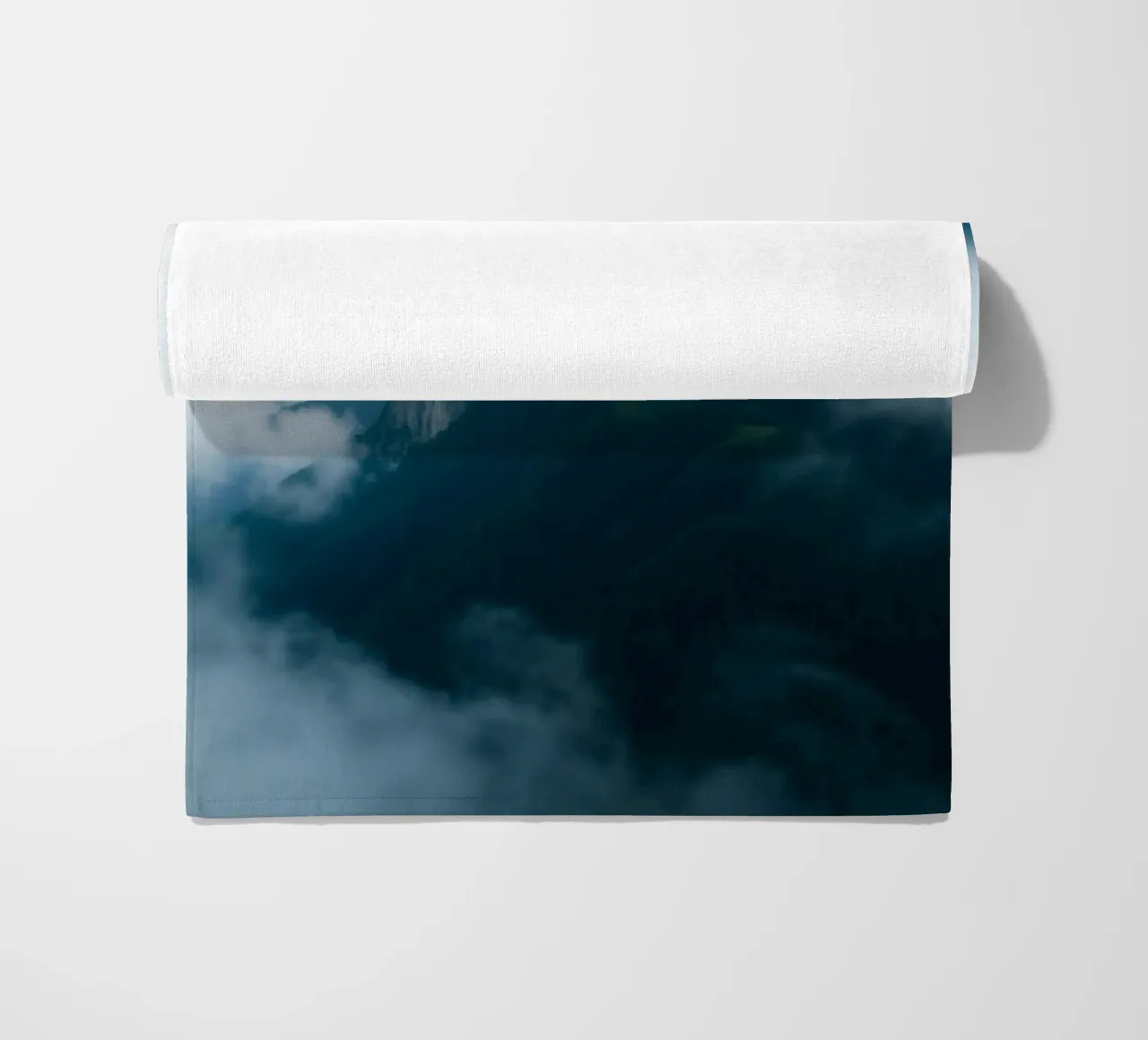 Catene montuose mistiche avvolte nella nebbia telo mare da DesignDoodle