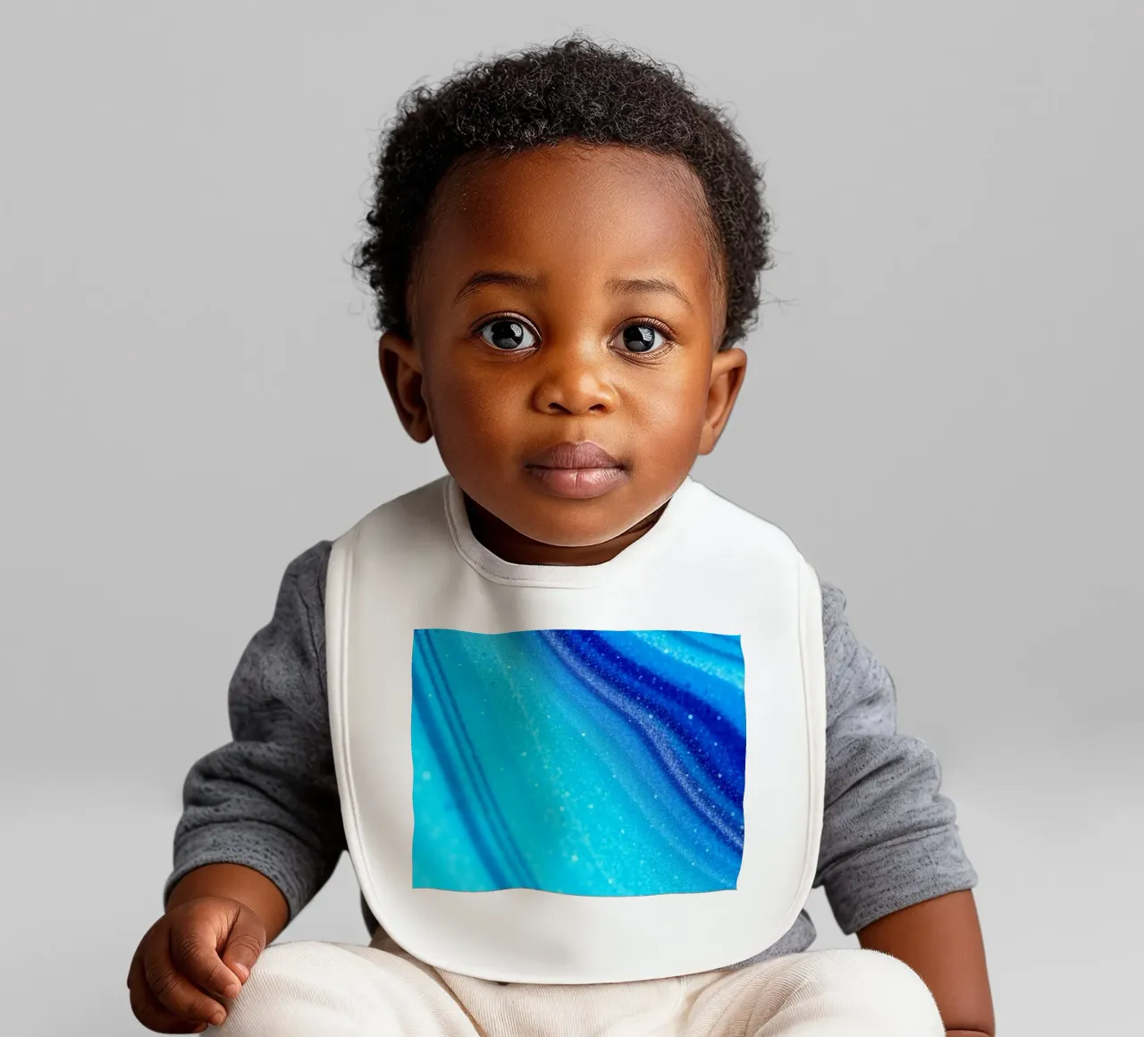 Lebendige abstrakte fließende blaue Wellen und schimmernde Elemente Babylätzchen von DesignDoodle