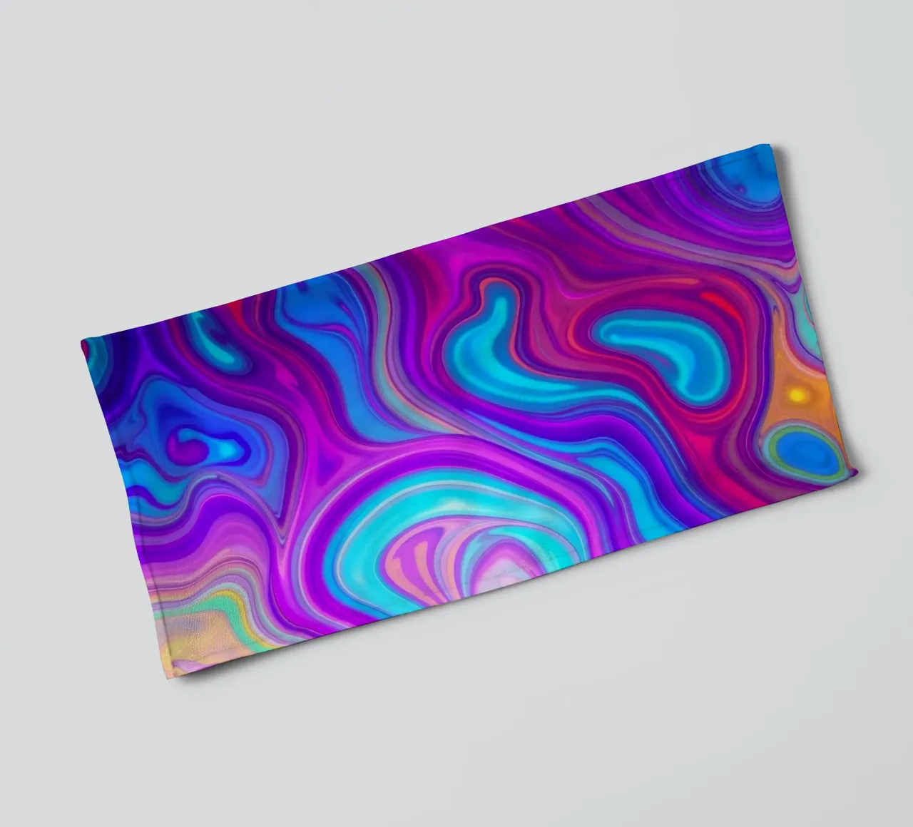 Lebendiges abstraktes Hintergrunddesign mit wirbelnden Farben Handtuch von DesignDoodle
