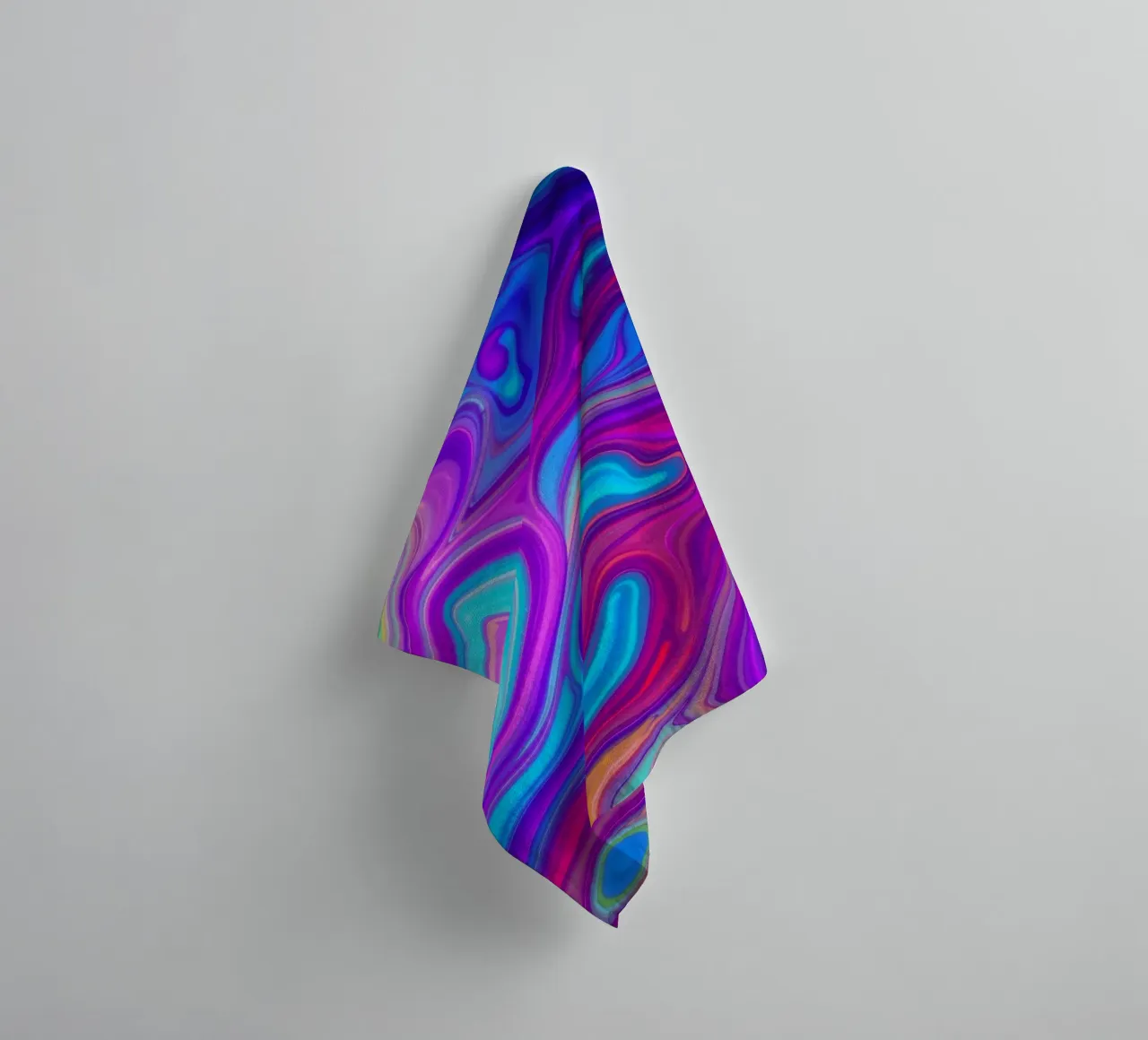 Lebendiges abstraktes Hintergrunddesign mit wirbelnden Farben Handtuch von DesignDoodle