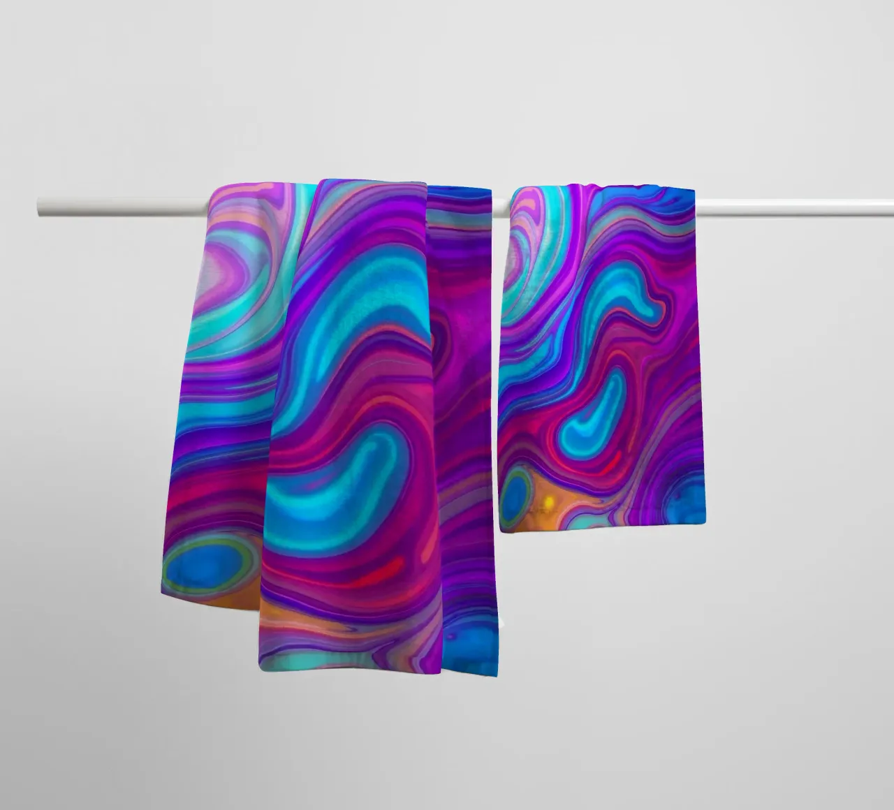 Lebendiges abstraktes Hintergrunddesign mit wirbelnden Farben Handtuch von DesignDoodle
