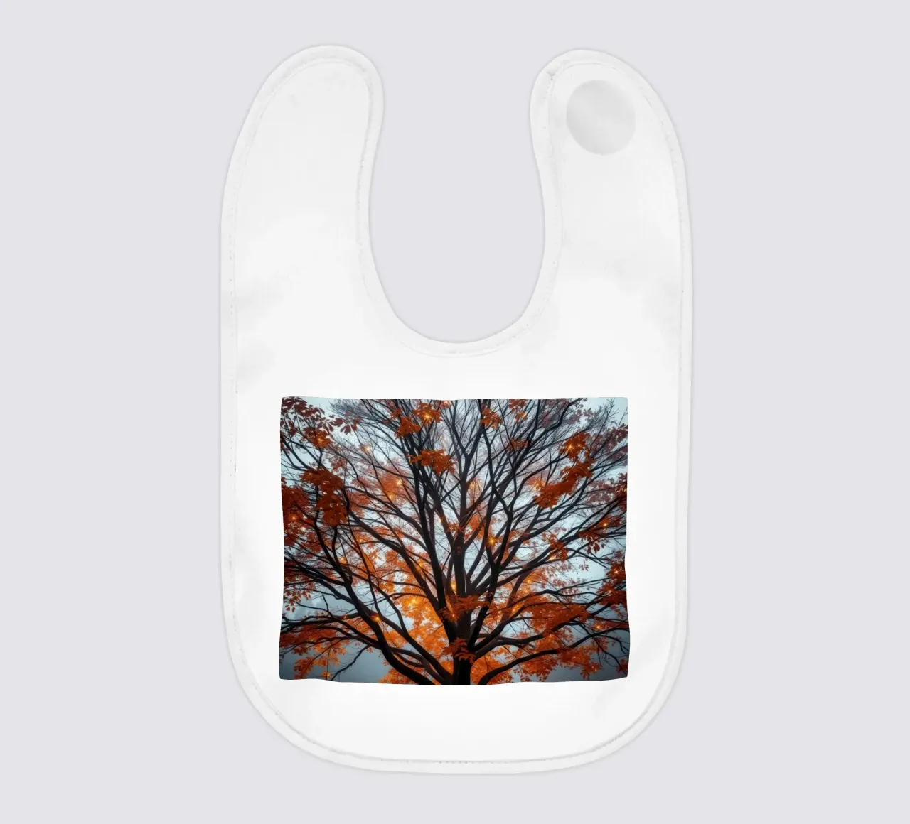 Albero maestoso con foglie autunnali che si erge alto bavaglino da DesignDoodle