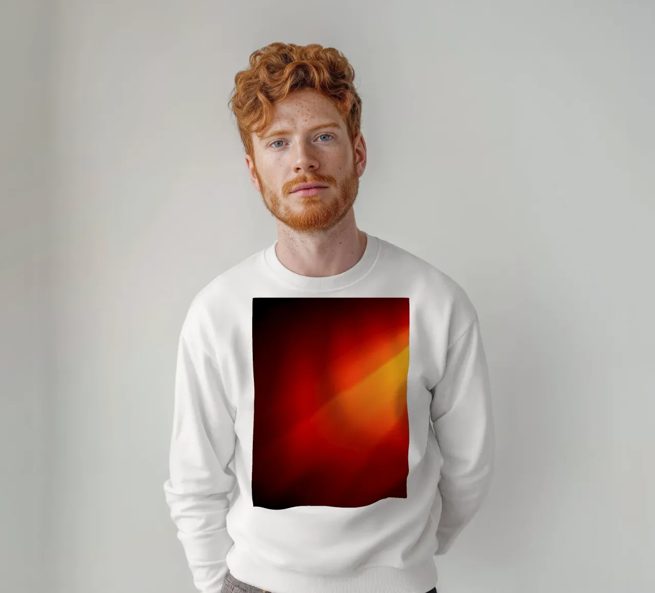 Lebendiges abstraktes Design in kräftigem Rot und Orange Sweatshirt von DesignDoodle