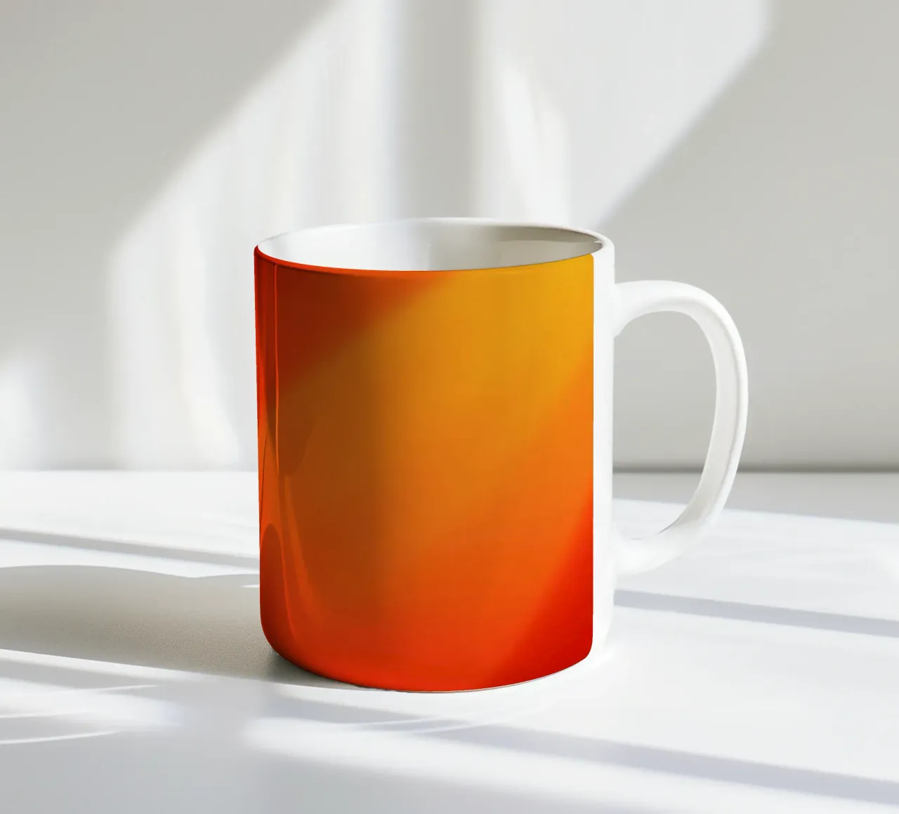 Vibrante disegno astratto in rosso e arancione. tazza in ceramica da DesignDoodle