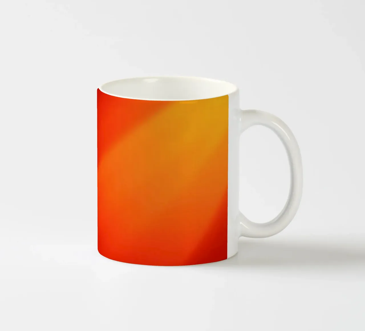 Vibrante disegno astratto in rosso e arancione. tazza in ceramica da DesignDoodle
