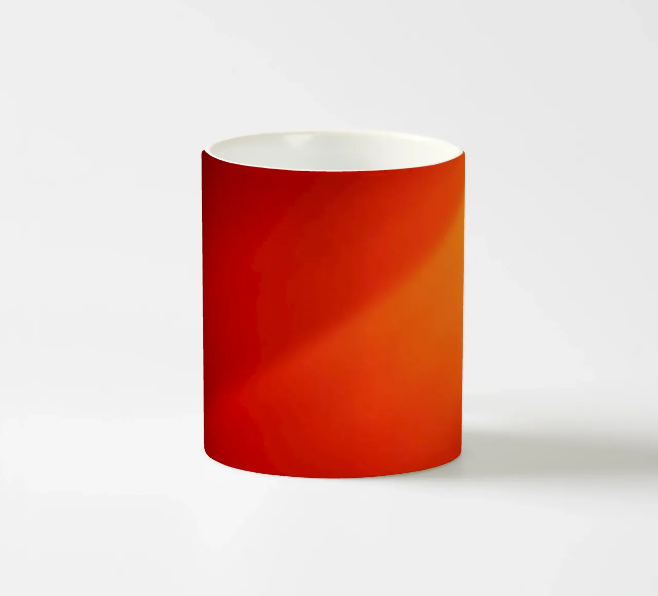 Vibrante disegno astratto in rosso e arancione. tazza in ceramica da DesignDoodle