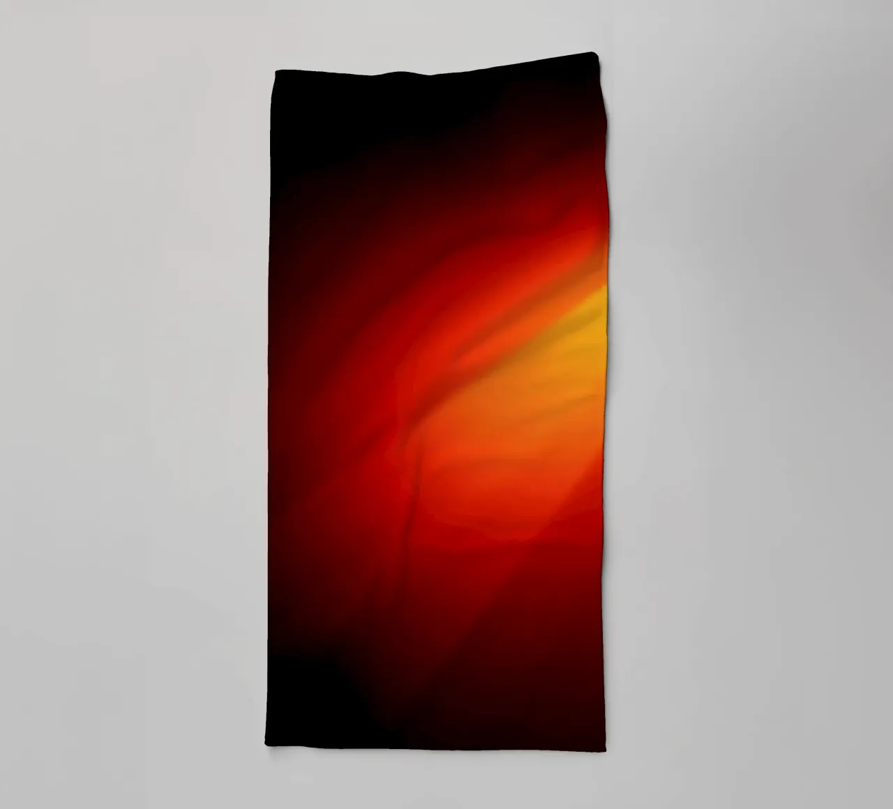 Lebendiges abstraktes Design in kräftigem Rot und Orange Handtuch von DesignDoodle