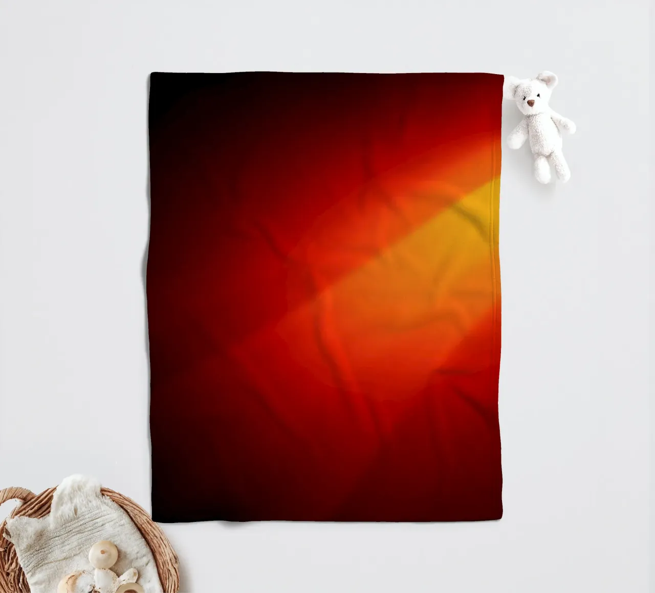 Lebendiges abstraktes Design in kräftigem Rot und Orange Fleecedecke von DesignDoodle