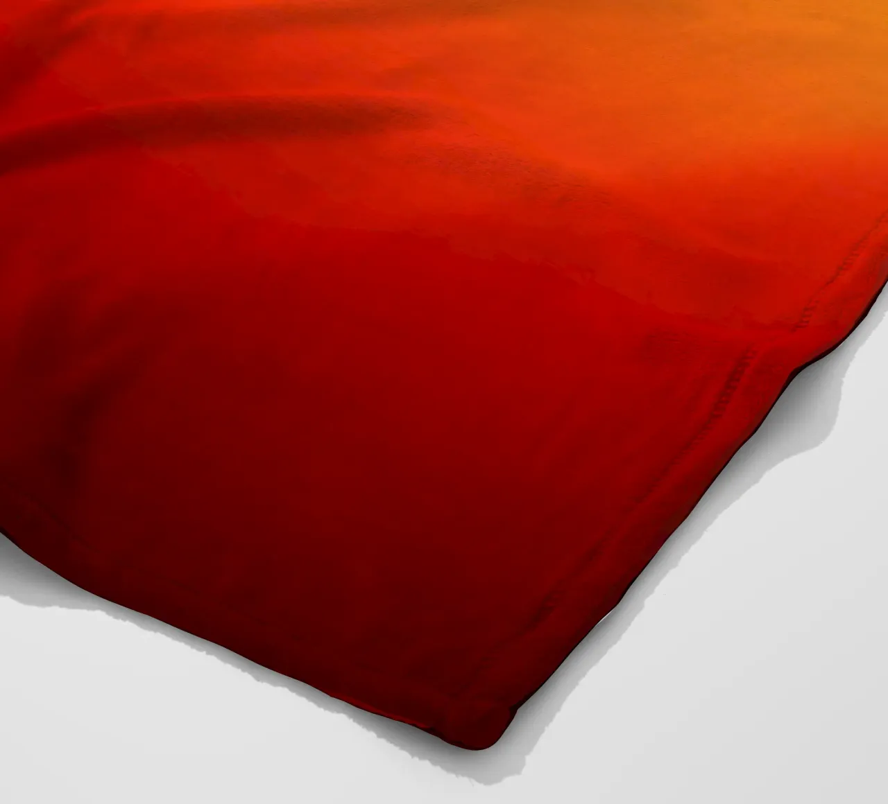 Lebendiges abstraktes Design in kräftigem Rot und Orange Fleecedecke von DesignDoodle