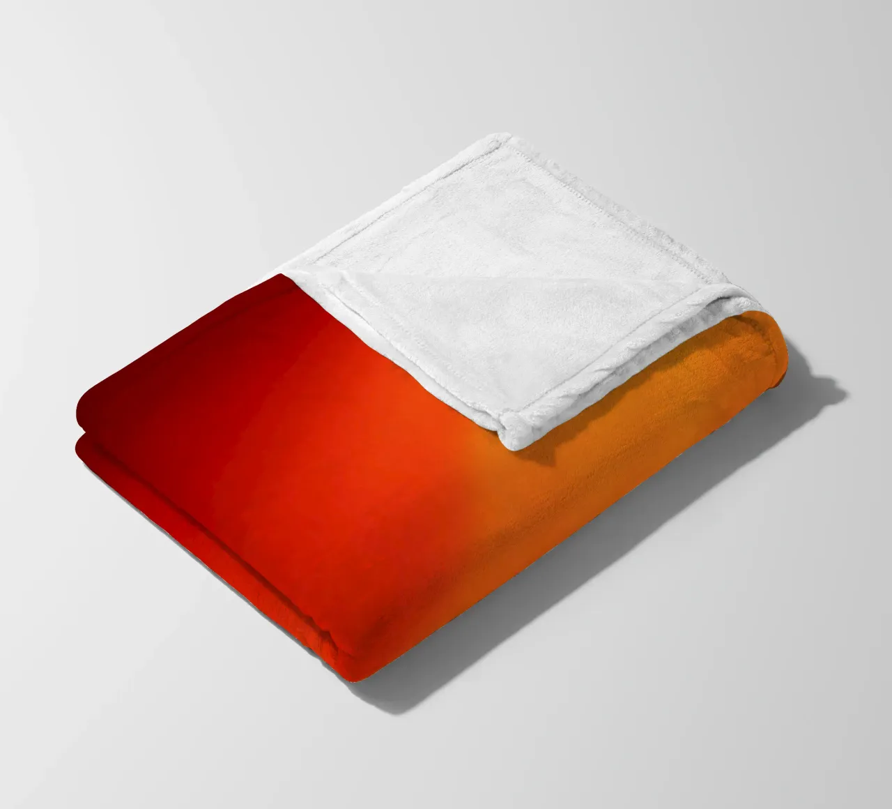 Lebendiges abstraktes Design in kräftigem Rot und Orange Fleecedecke von DesignDoodle