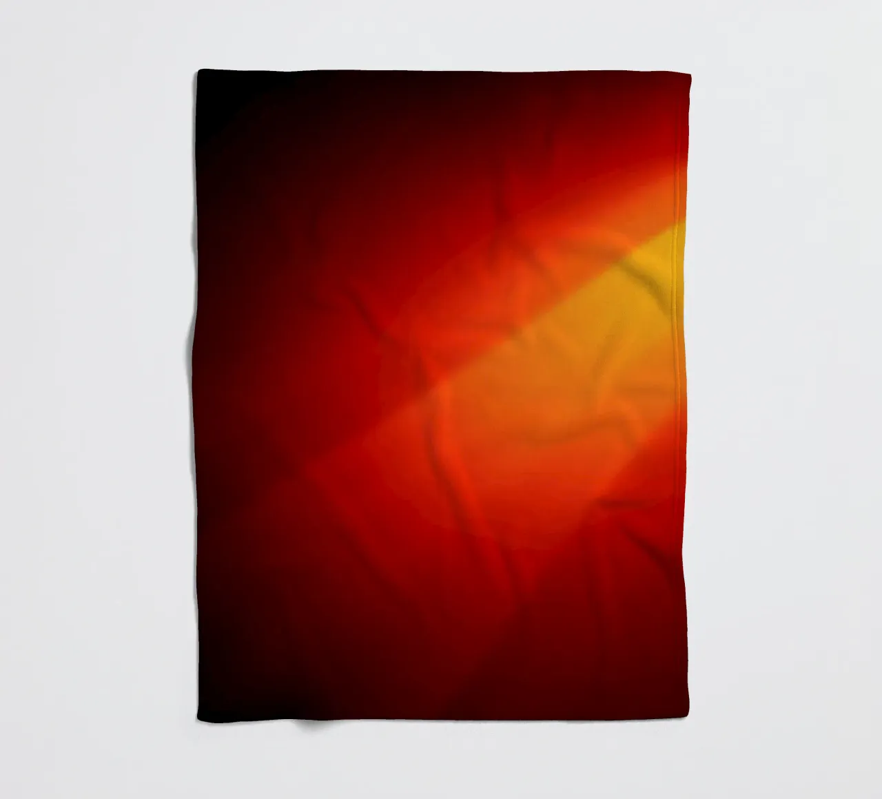 Lebendiges abstraktes Design in kräftigem Rot und Orange Fleecedecke von DesignDoodle