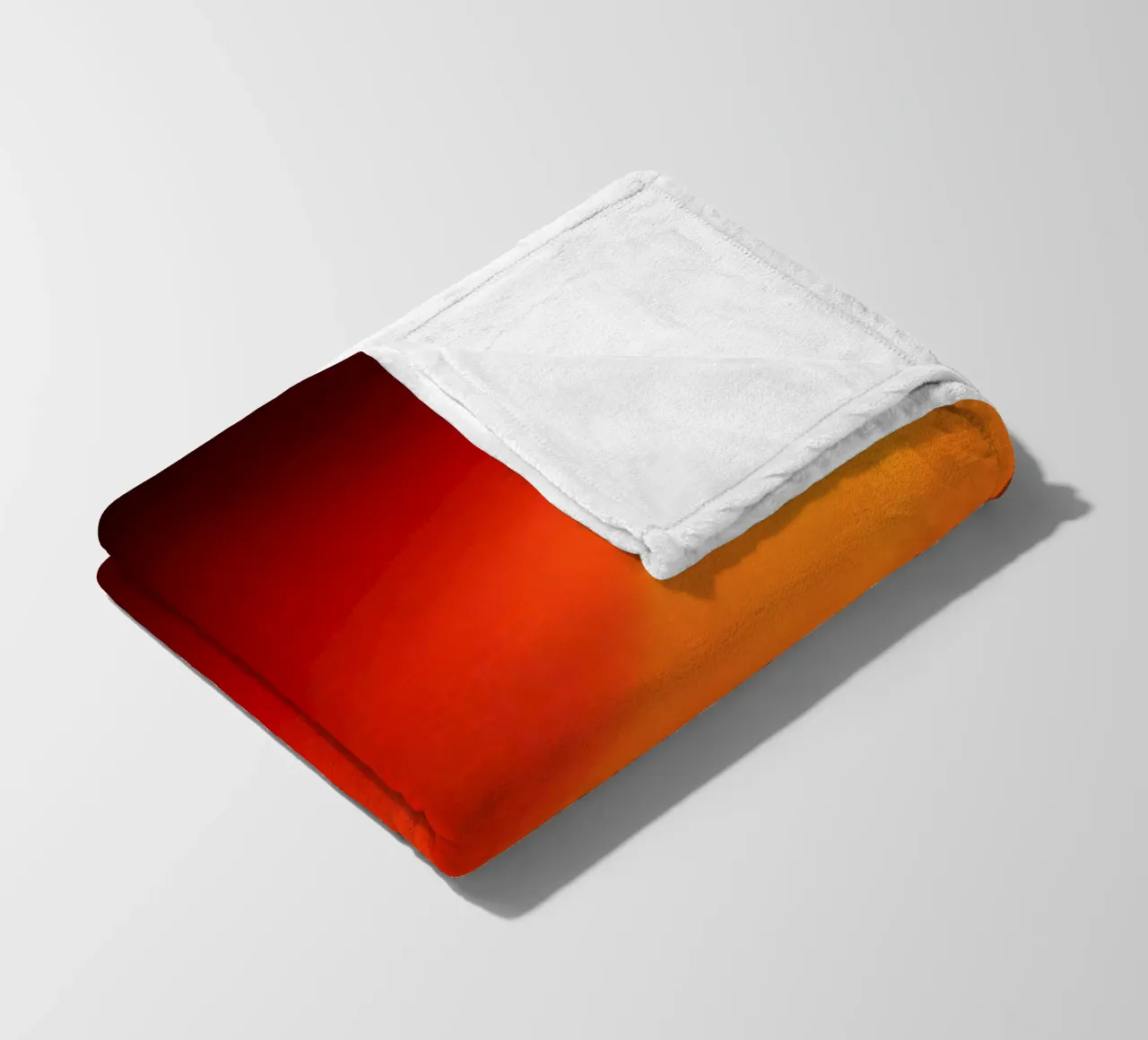 Lebendiges abstraktes Design in kräftigem Rot und Orange Fleecedecke von DesignDoodle
