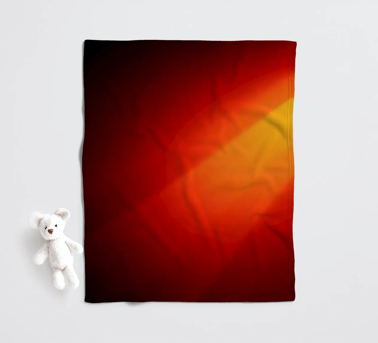 Lebendiges abstraktes Design in kräftigem Rot und Orange Fleecedecke von DesignDoodle