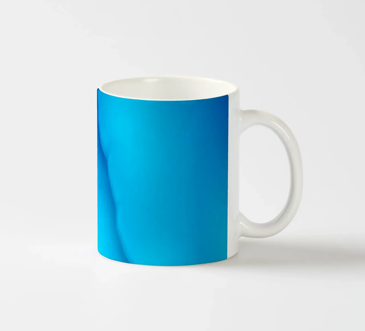 Levendig blauw abstract ontwerp met gladde wervelingen keramische mok van DesignDoodle