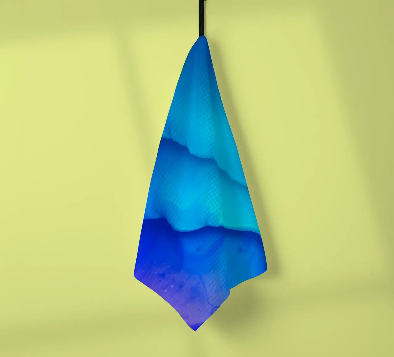 Levendig blauw abstract ontwerp met gladde wervelingen theedoek van DesignDoodle