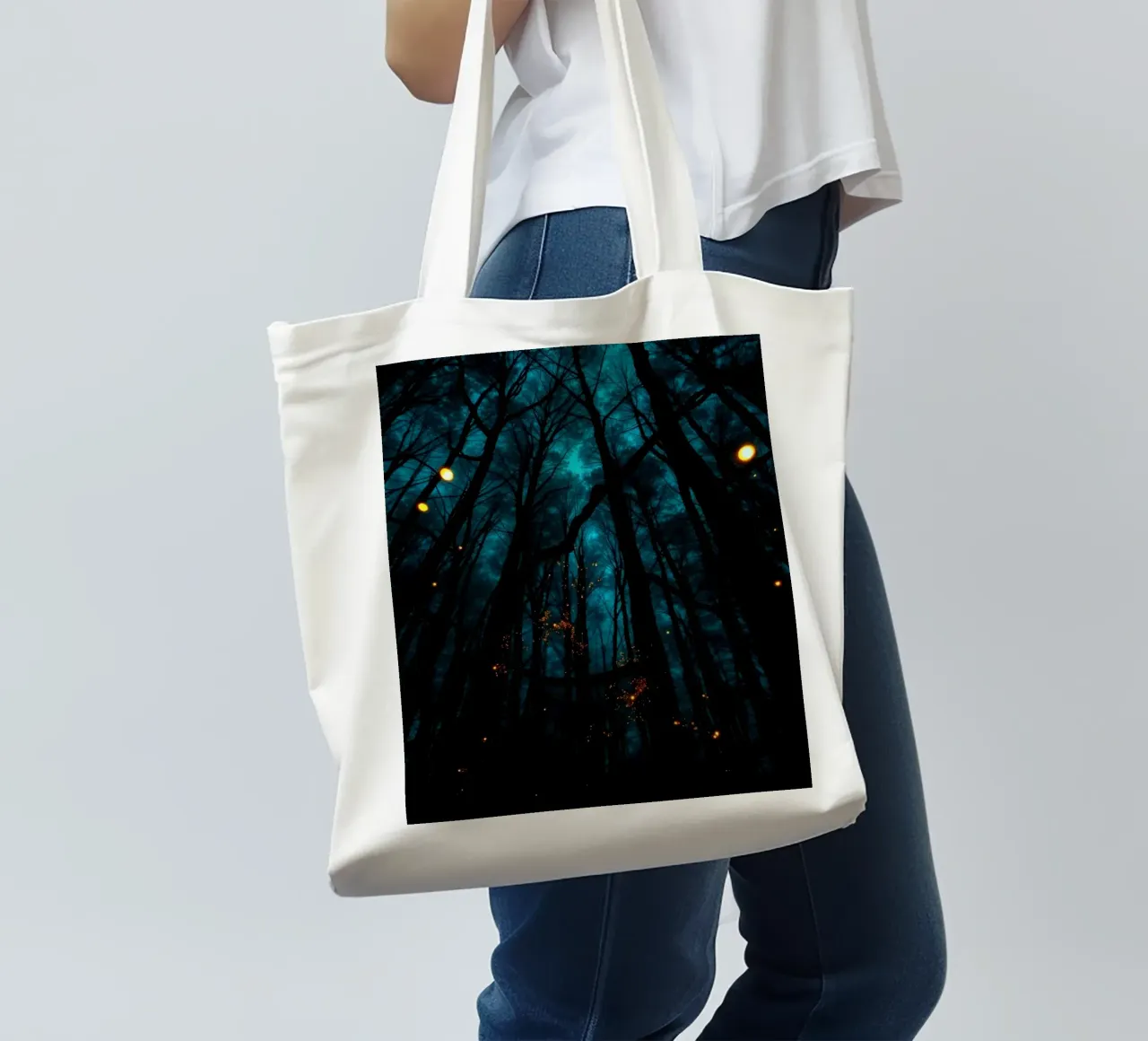 Explora un bosque azul de ensueño con luces resplandecientes tote bag de DesignDoodle