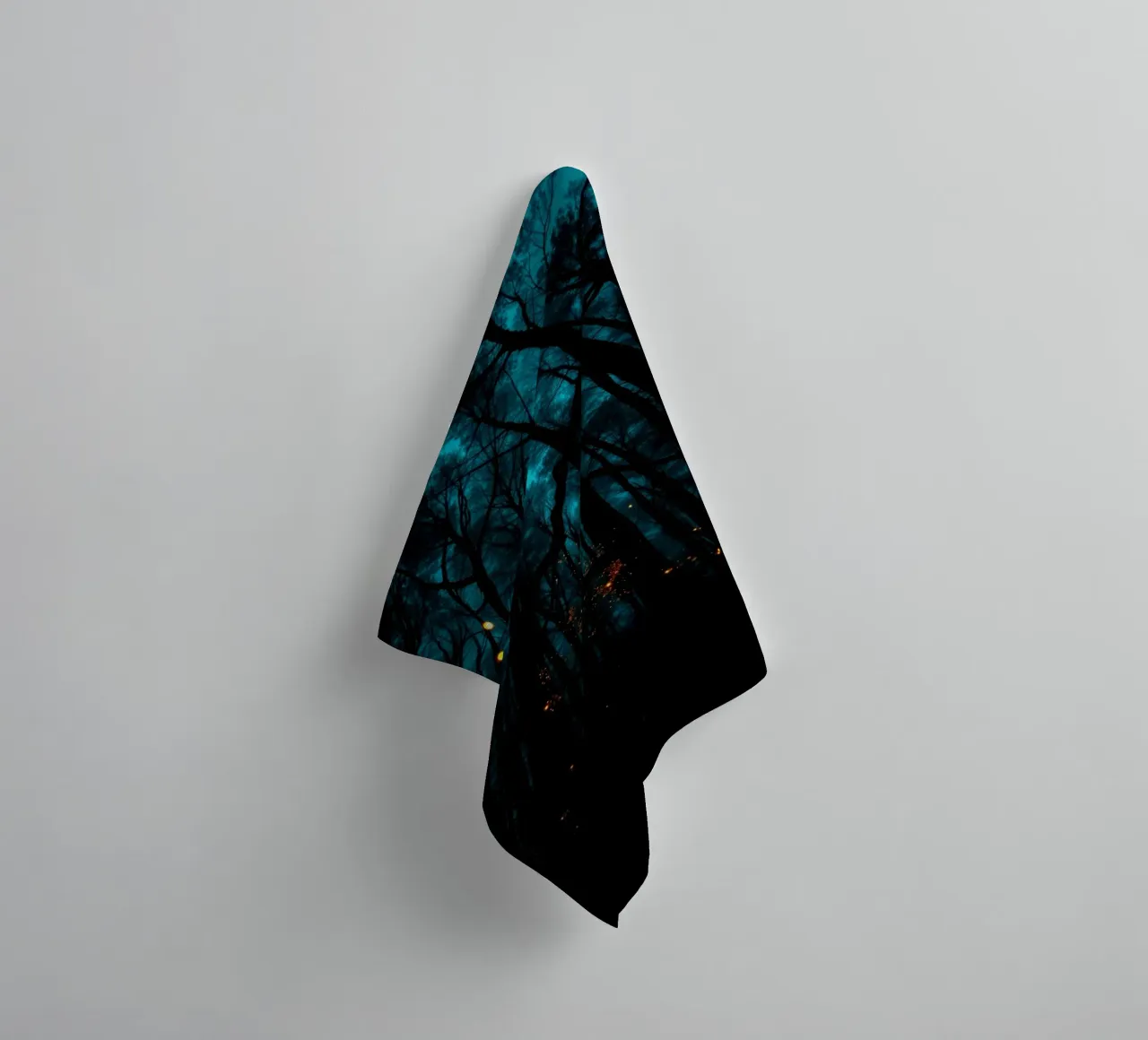 Explora un bosque azul de ensueño con luces resplandecientes toalla de baño de DesignDoodle
