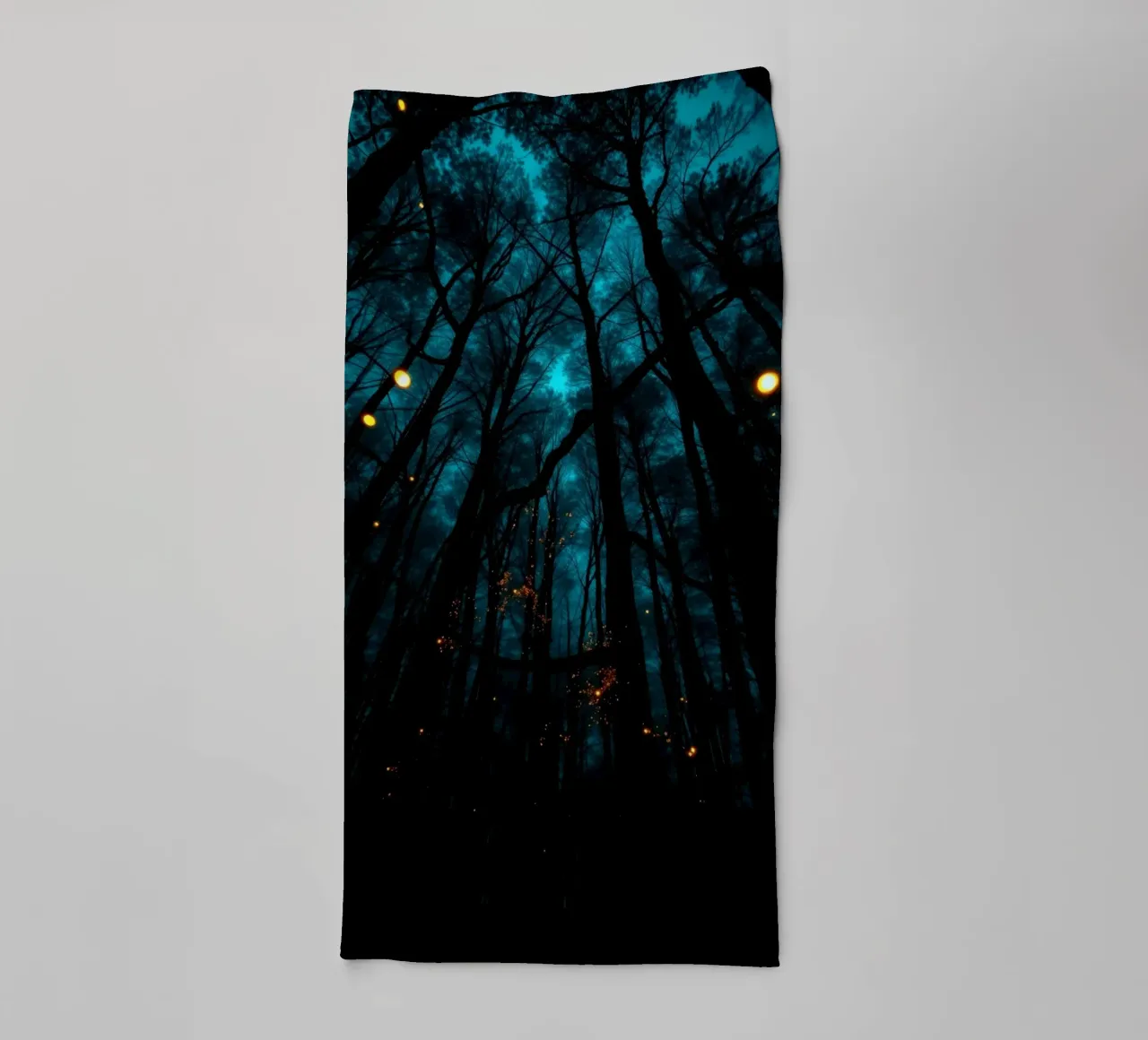 Explora un bosque azul de ensueño con luces resplandecientes toalla de baño de DesignDoodle