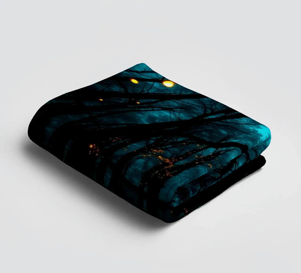 Explora un bosque azul de ensueño con luces resplandecientes toalla de baño de DesignDoodle