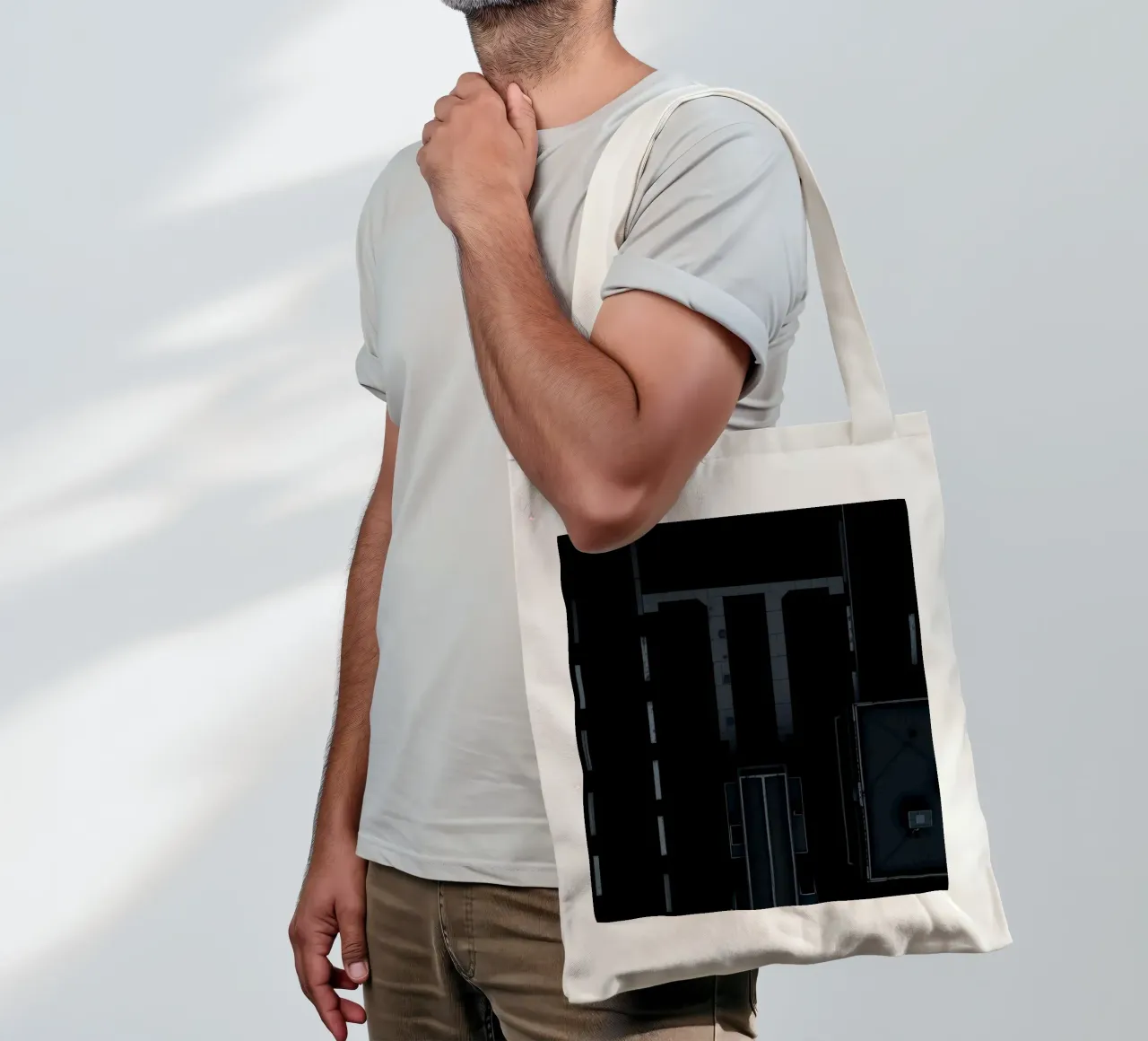 Exploration d'une zone urbaine sombre avec une route et un bâtiment abstraits tote bag de DesignDoodle