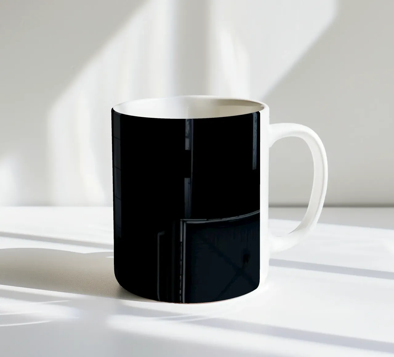 Exploration d'une zone urbaine sombre avec une route et un bâtiment abstraits mug en céramique de DesignDoodle