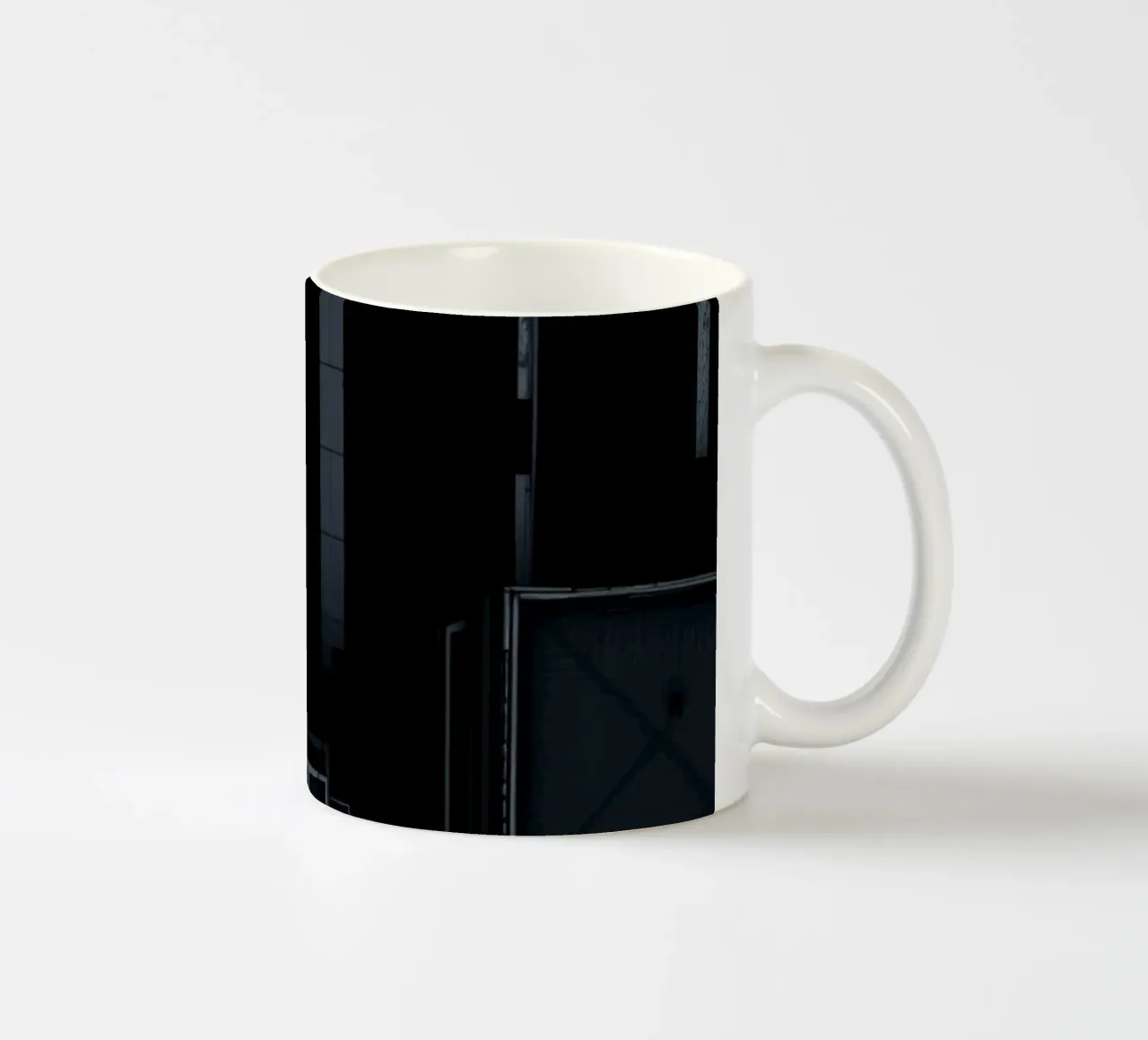Exploration d'une zone urbaine sombre avec une route et un bâtiment abstraits mug en céramique de DesignDoodle