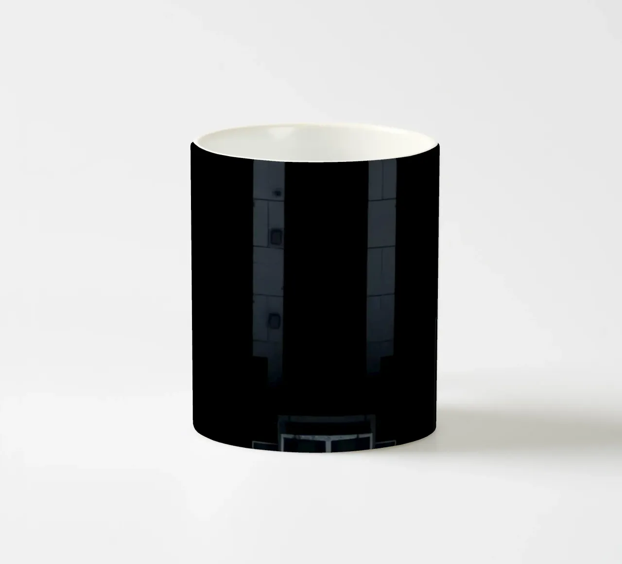 Exploration d'une zone urbaine sombre avec une route et un bâtiment abstraits mug en céramique de DesignDoodle