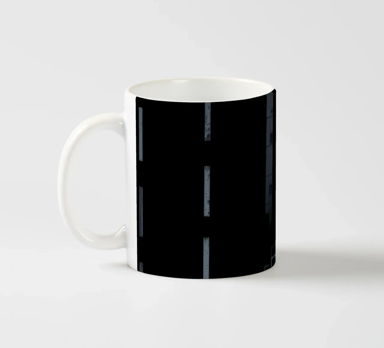 Exploration d'une zone urbaine sombre avec une route et un bâtiment abstraits mug en céramique de DesignDoodle