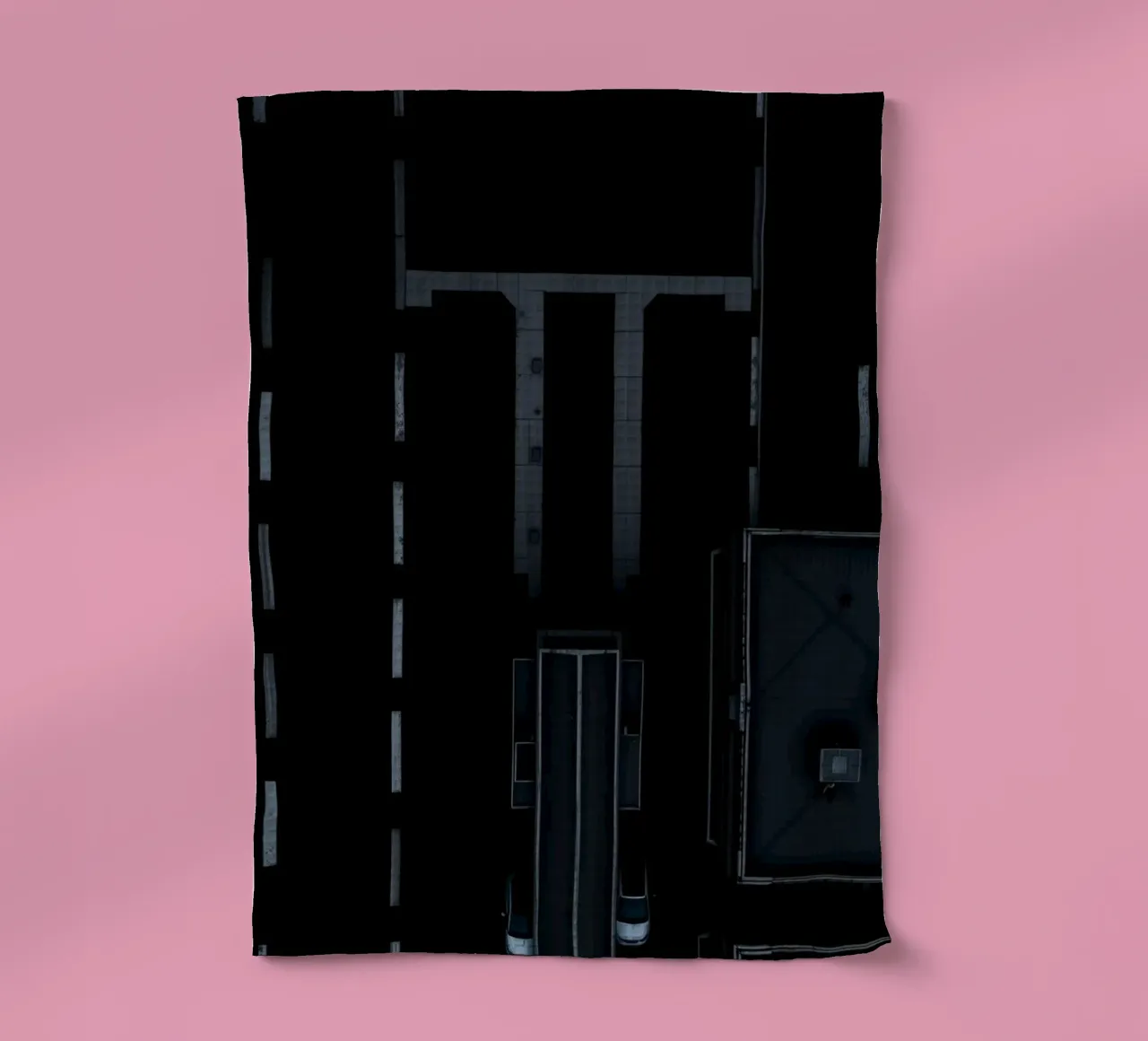 Exploration d'une zone urbaine sombre avec une route et un bâtiment abstraits torchon de DesignDoodle