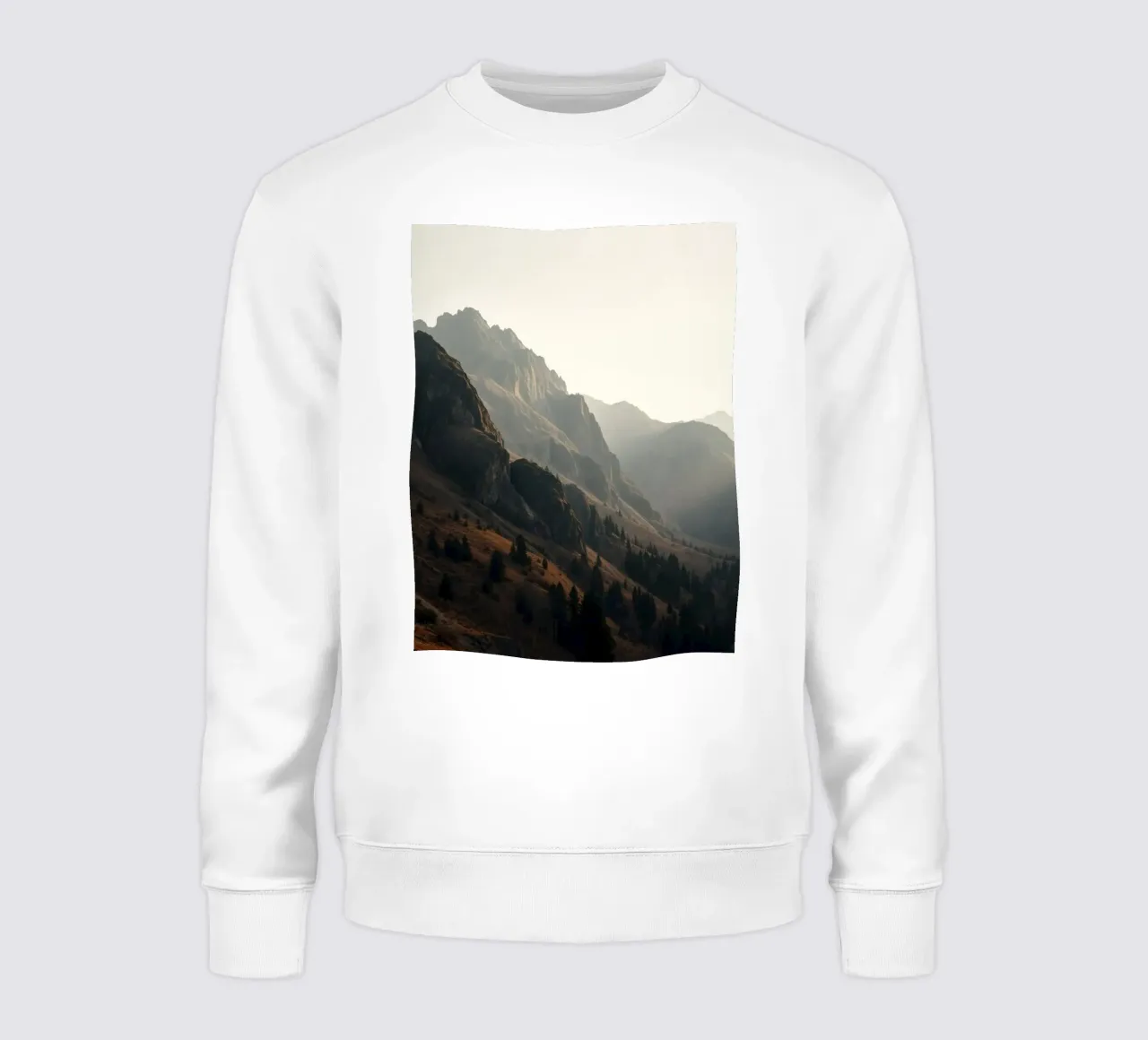 Vue majestueuse sur les montagnes avec des sommets embrumés sous un doux soleil sweat de DesignDoodle