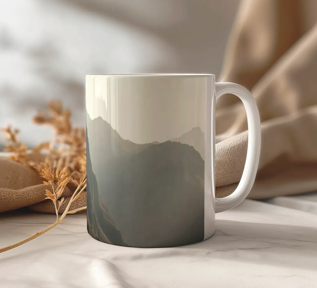 Majestätischer Bergblick mit nebligen Gipfeln im sanften Sonnenlicht Keramik Tasse von DesignDoodle