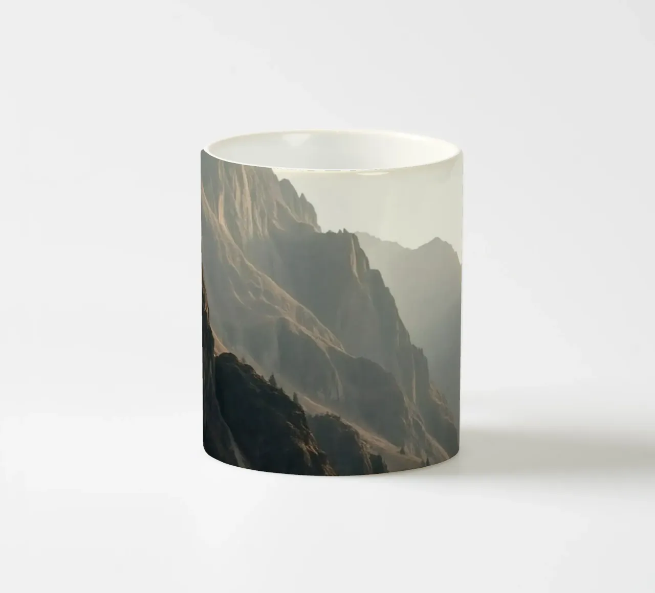 Majestätischer Bergblick mit nebligen Gipfeln im sanften Sonnenlicht Keramik Tasse von DesignDoodle