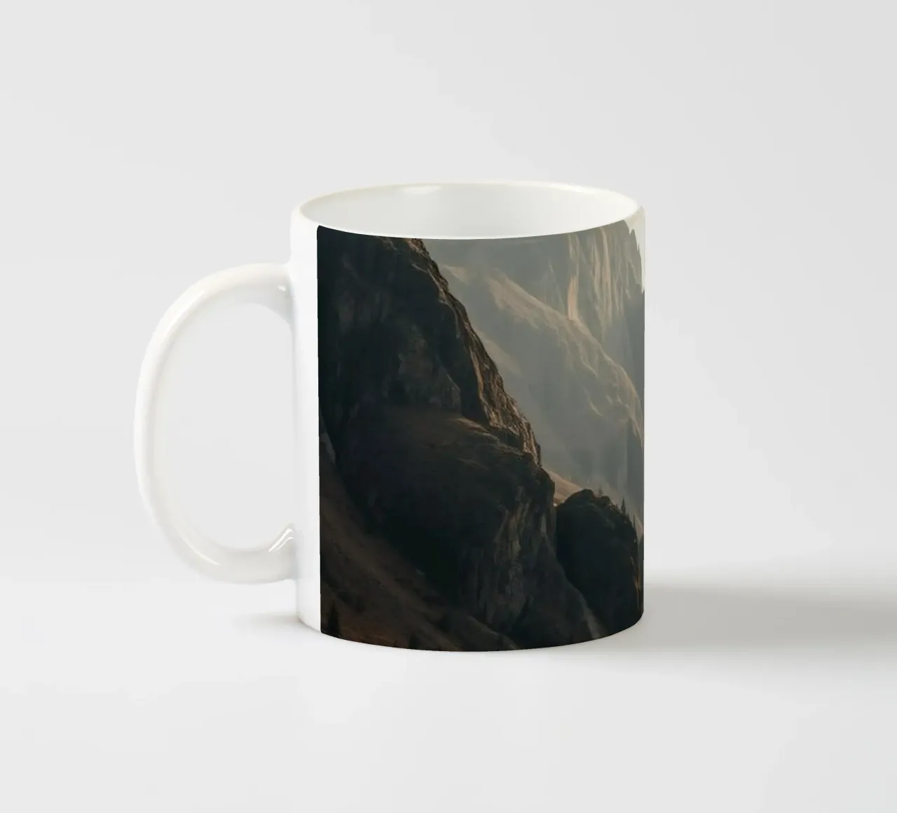 Majestätischer Bergblick mit nebligen Gipfeln im sanften Sonnenlicht Keramik Tasse von DesignDoodle