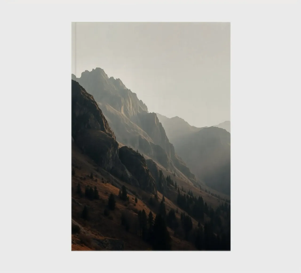 Vue majestueuse sur les montagnes avec des sommets embrumés sous un doux soleil carnet de notes de DesignDoodle