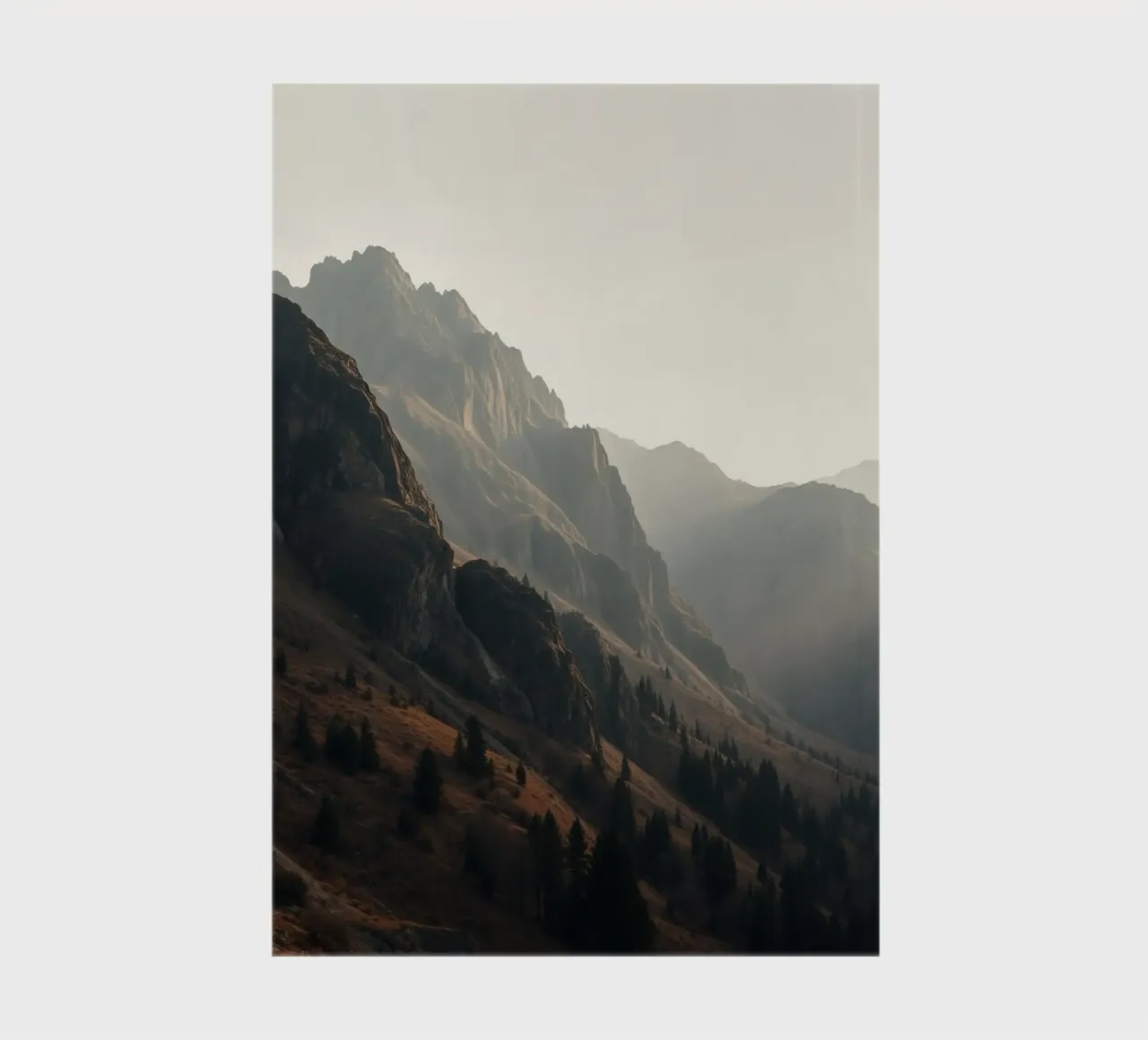 Vue majestueuse sur les montagnes avec des sommets embrumés sous un doux soleil carnet de notes de DesignDoodle
