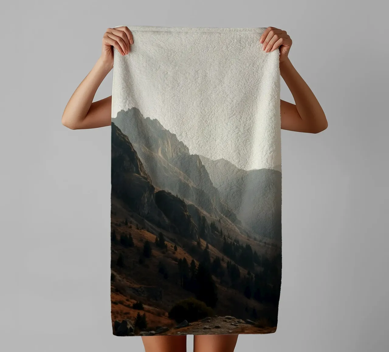 Vue majestueuse sur les montagnes avec des sommets embrumés sous un doux soleil serviette de bain de DesignDoodle