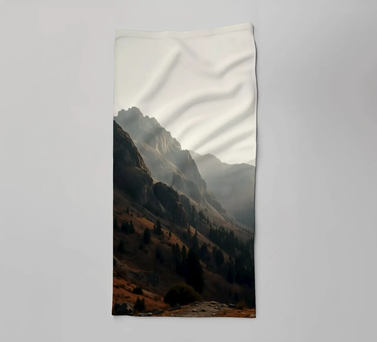 Vue majestueuse sur les montagnes avec des sommets embrumés sous un doux soleil serviette de bain de DesignDoodle