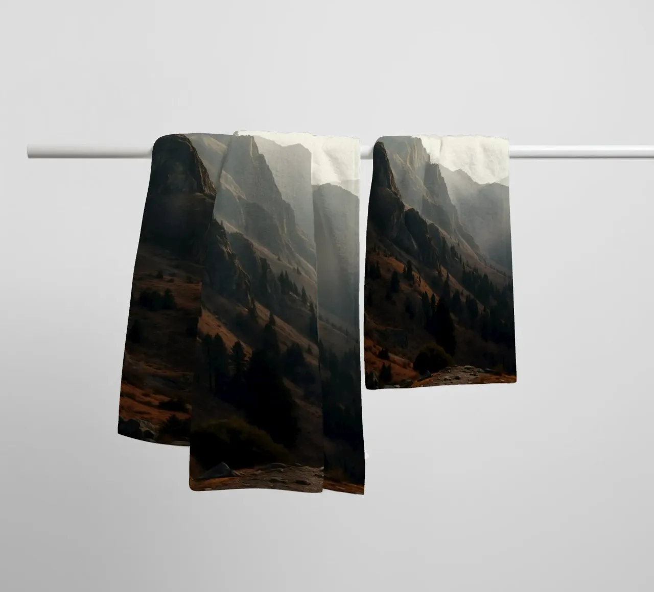 Vue majestueuse sur les montagnes avec des sommets embrumés sous un doux soleil serviette de bain de DesignDoodle