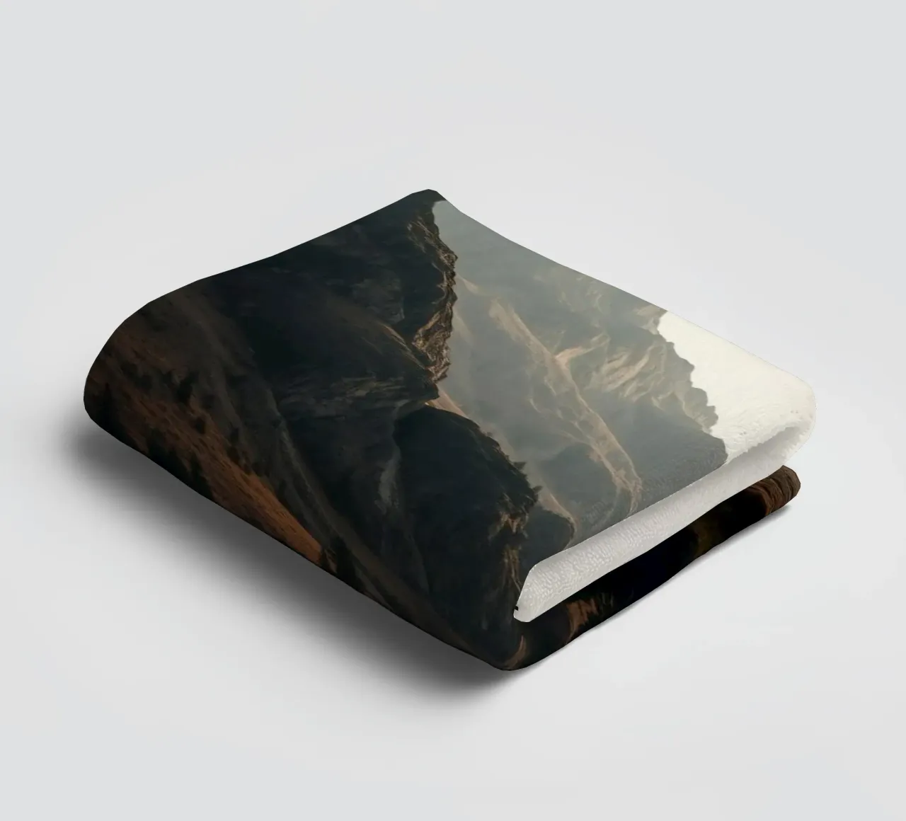 Vue majestueuse sur les montagnes avec des sommets embrumés sous un doux soleil serviette de bain de DesignDoodle