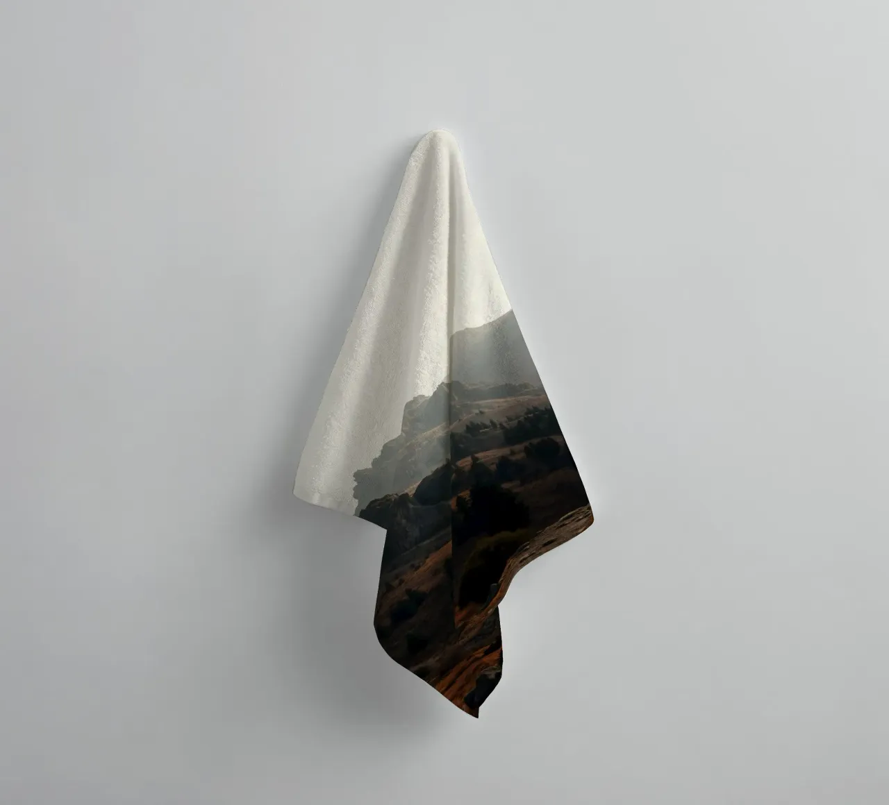 Vue majestueuse sur les montagnes avec des sommets embrumés sous un doux soleil serviette de bain de DesignDoodle