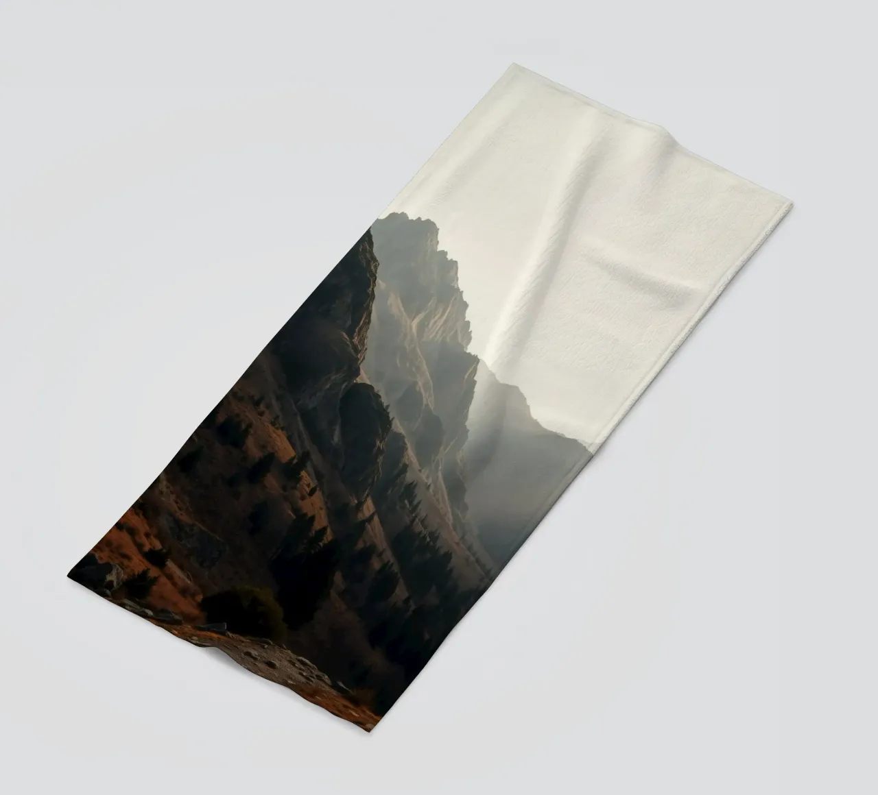 Vue majestueuse sur les montagnes avec des sommets embrumés sous un doux soleil serviette de plage de DesignDoodle