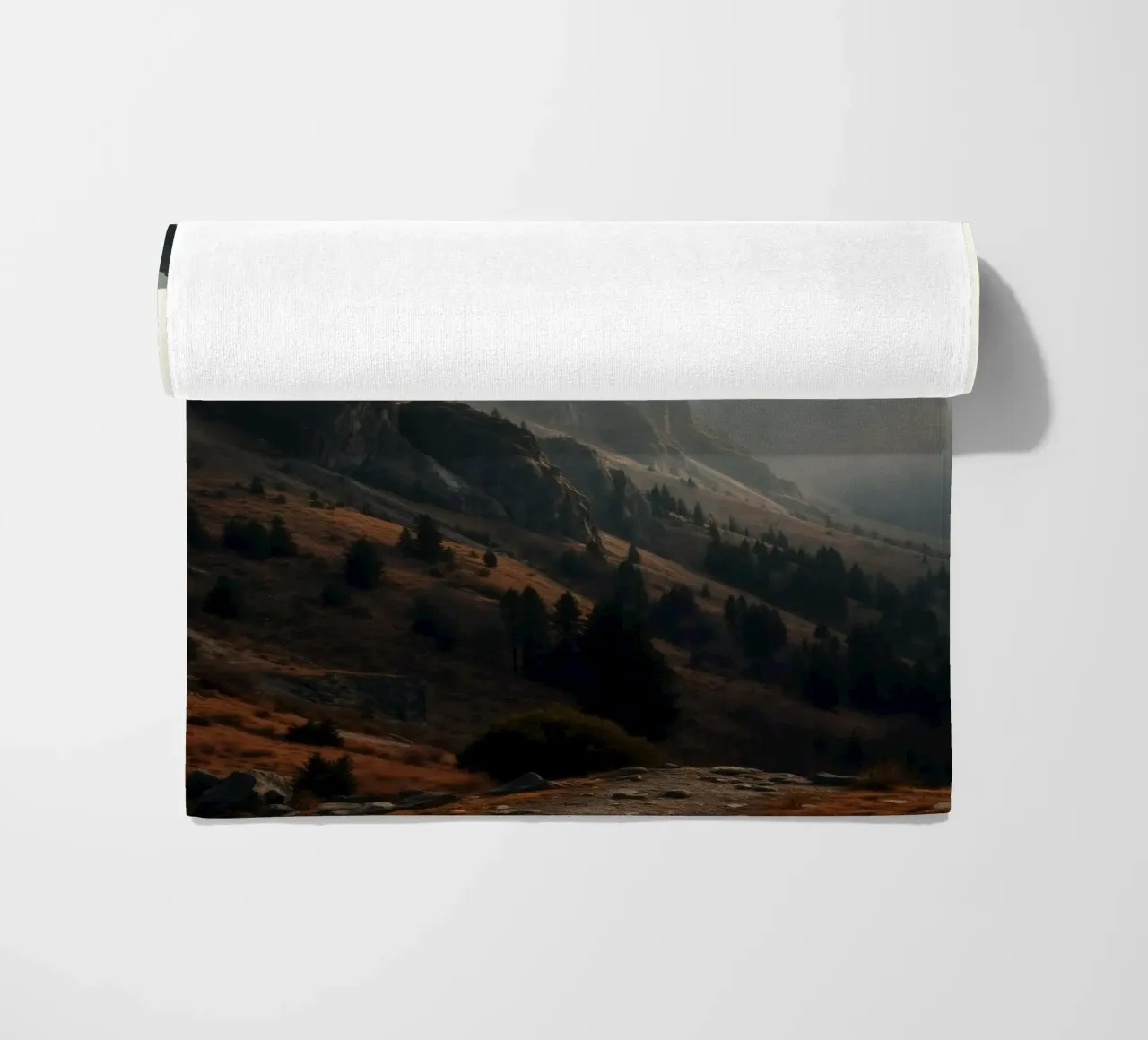 Vue majestueuse sur les montagnes avec des sommets embrumés sous un doux soleil serviette de plage de DesignDoodle