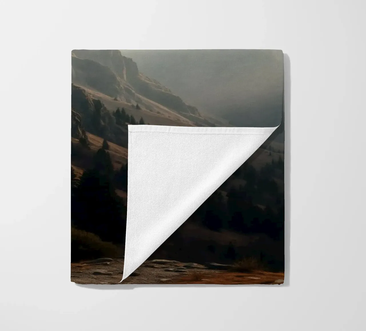 Vue majestueuse sur les montagnes avec des sommets embrumés sous un doux soleil serviette de plage de DesignDoodle