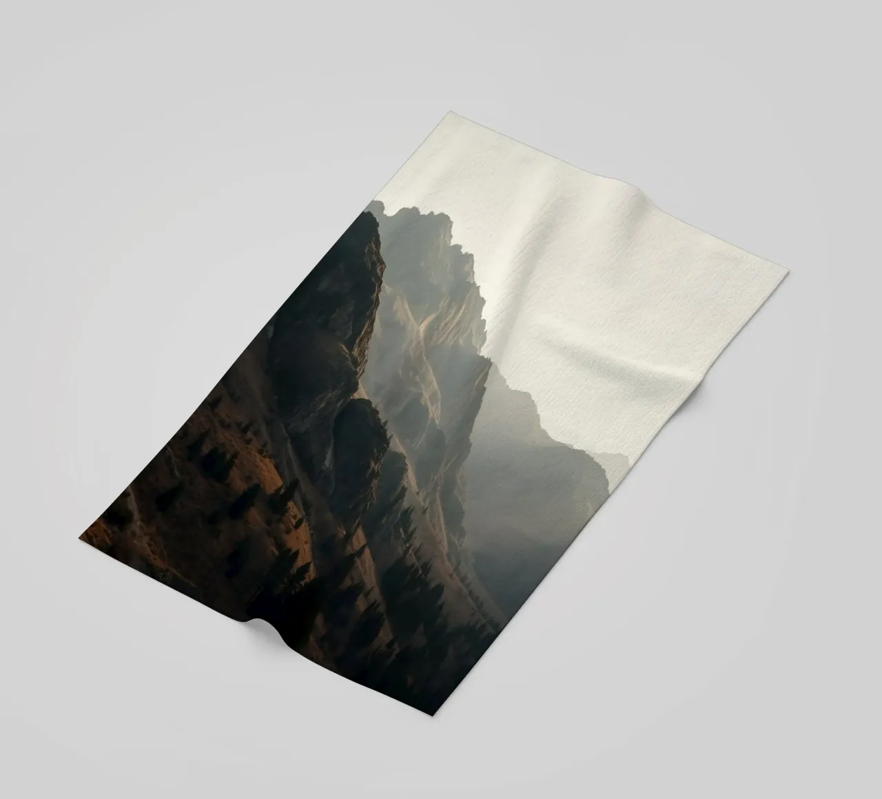 Vue majestueuse sur les montagnes avec des sommets embrumés sous un doux soleil serviette de plage de DesignDoodle