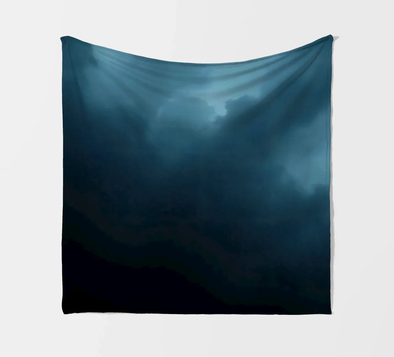 Nuvole scure e tempestose si addensano in un cielo crepuscolare coperta in pile da DesignDoodle
