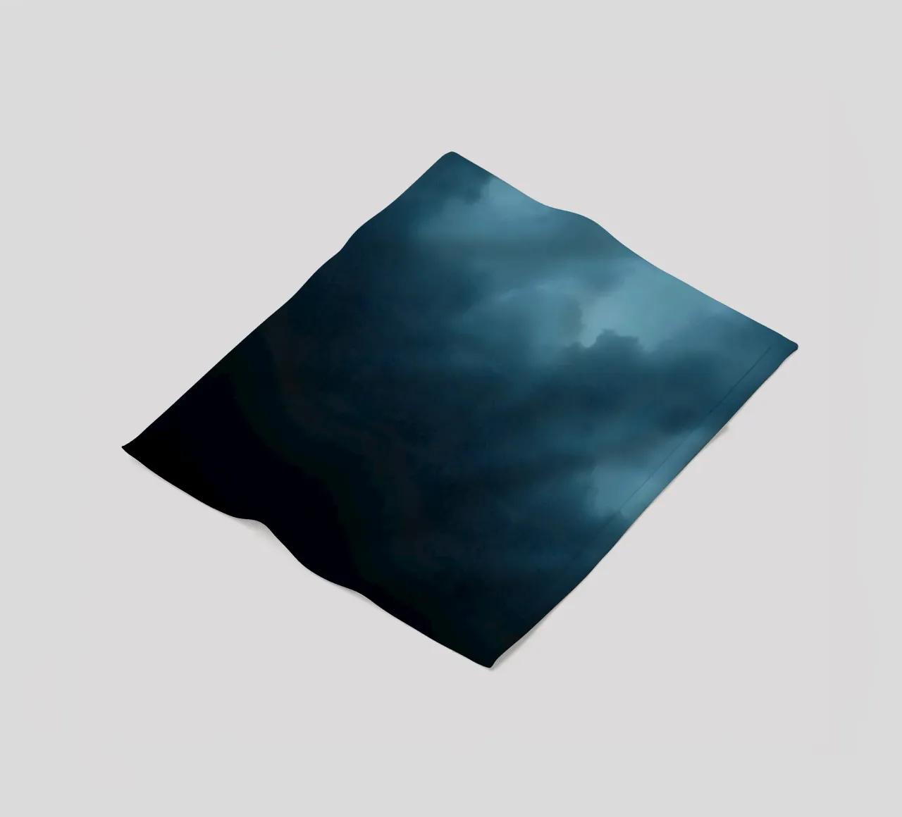 Nuvole scure e tempestose si addensano in un cielo crepuscolare coperta in pile da DesignDoodle