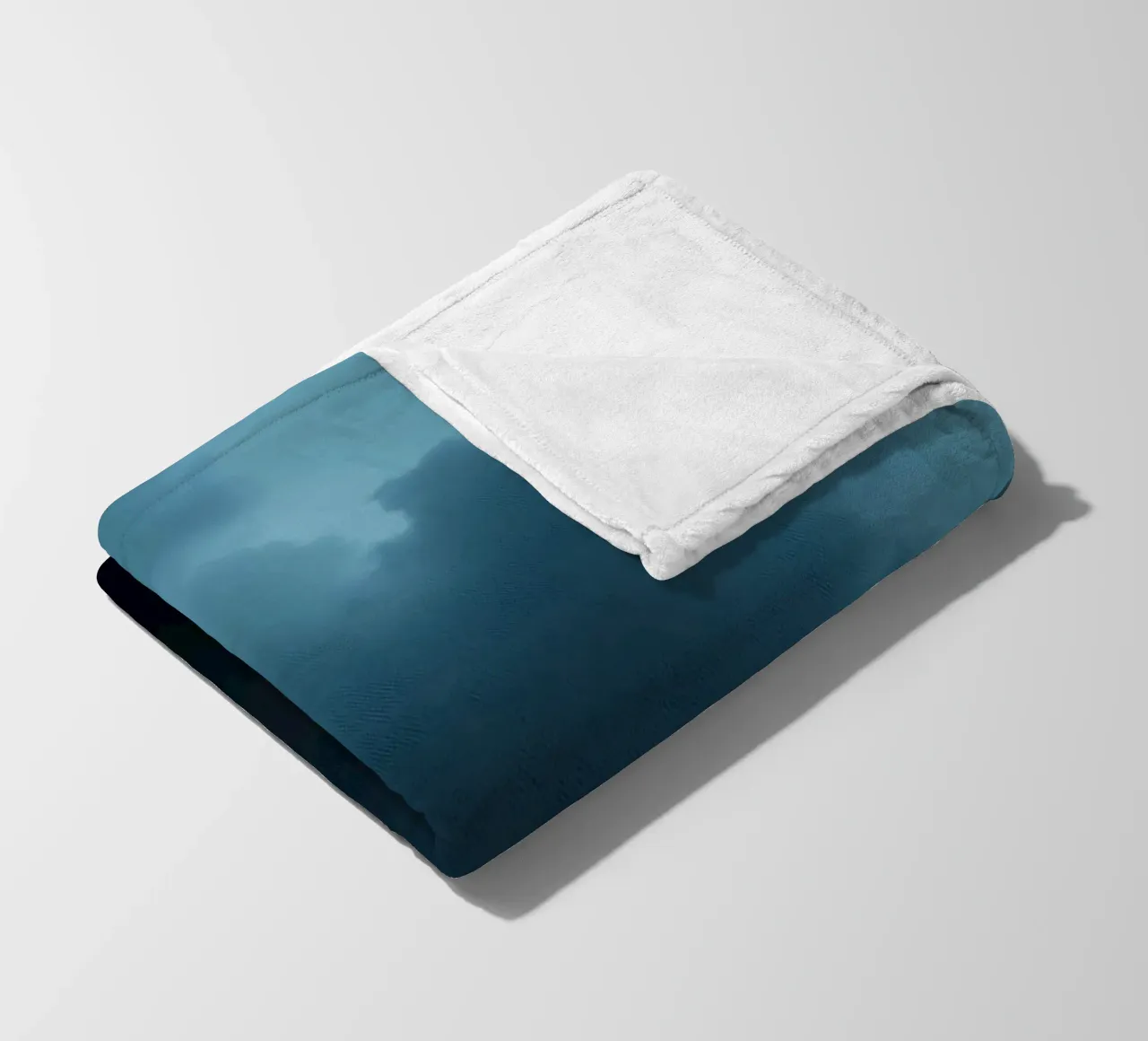 Nuvole scure e tempestose si addensano in un cielo crepuscolare coperta in pile da DesignDoodle